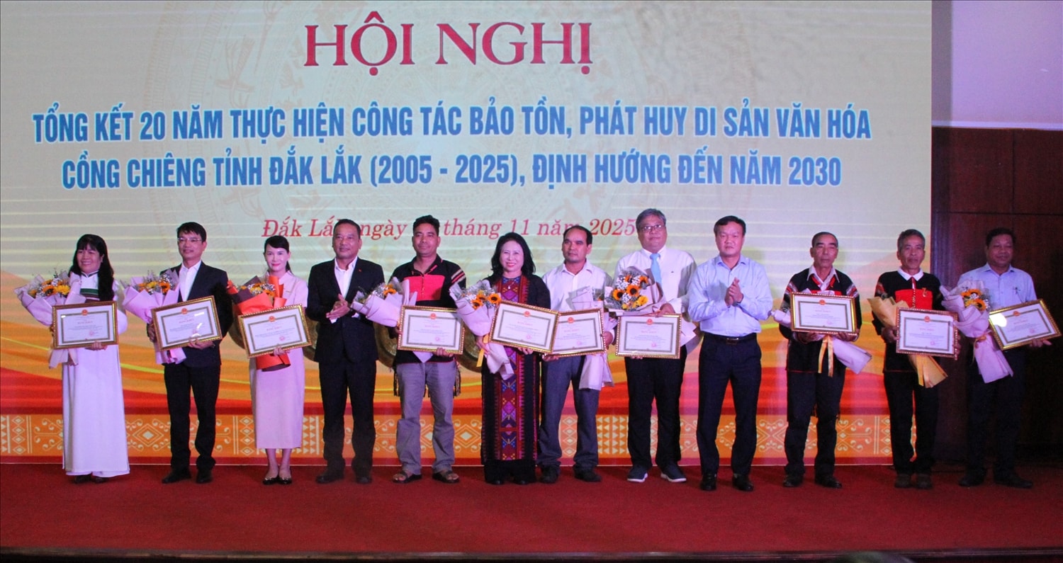 Tặng Bằng khen cho các tập thể và cá nhân có nhiều thành tích xuất sắc, tiêu biểu đóng góp trong công tác bảo tồn và phát huy giá trị di sản văn hóa cồng chiêng Tặng Bằng khen cho các tập thể và cá nhân có nhiều thành tích xuất sắc, tiêu biểu đóng góp trong công tác bảo tồn và phát huy giá trị di sản văn hóa cồng chiêng