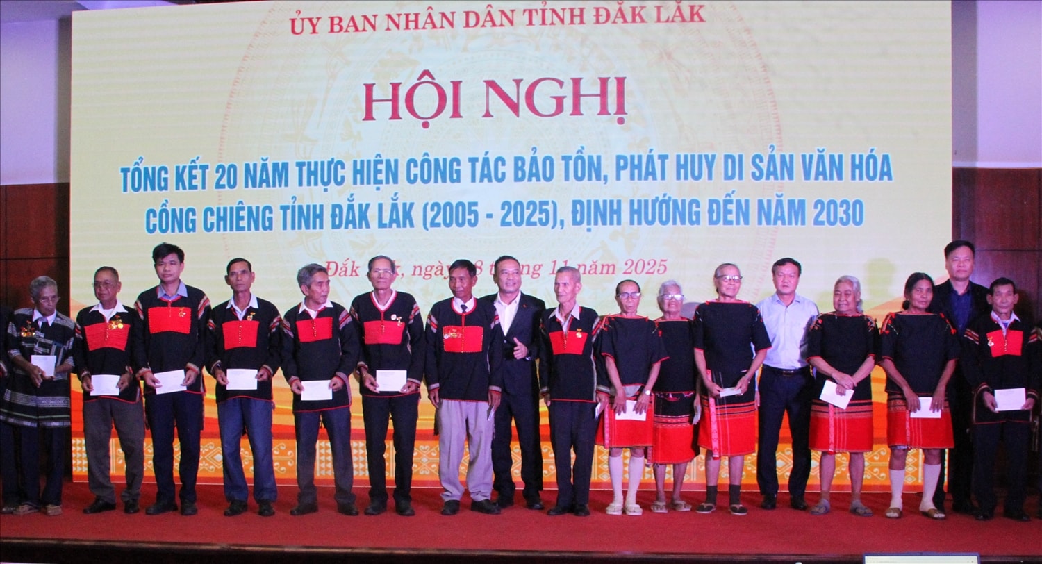 Tặng quà cho các Nghệ nhân ưu tú nhân ngày Di sản văn hóa Việt Nam 23/11 Tặng quà cho các Nghệ nhân ưu tú nhân ngày Di sản văn hóa Việt Nam 23/11