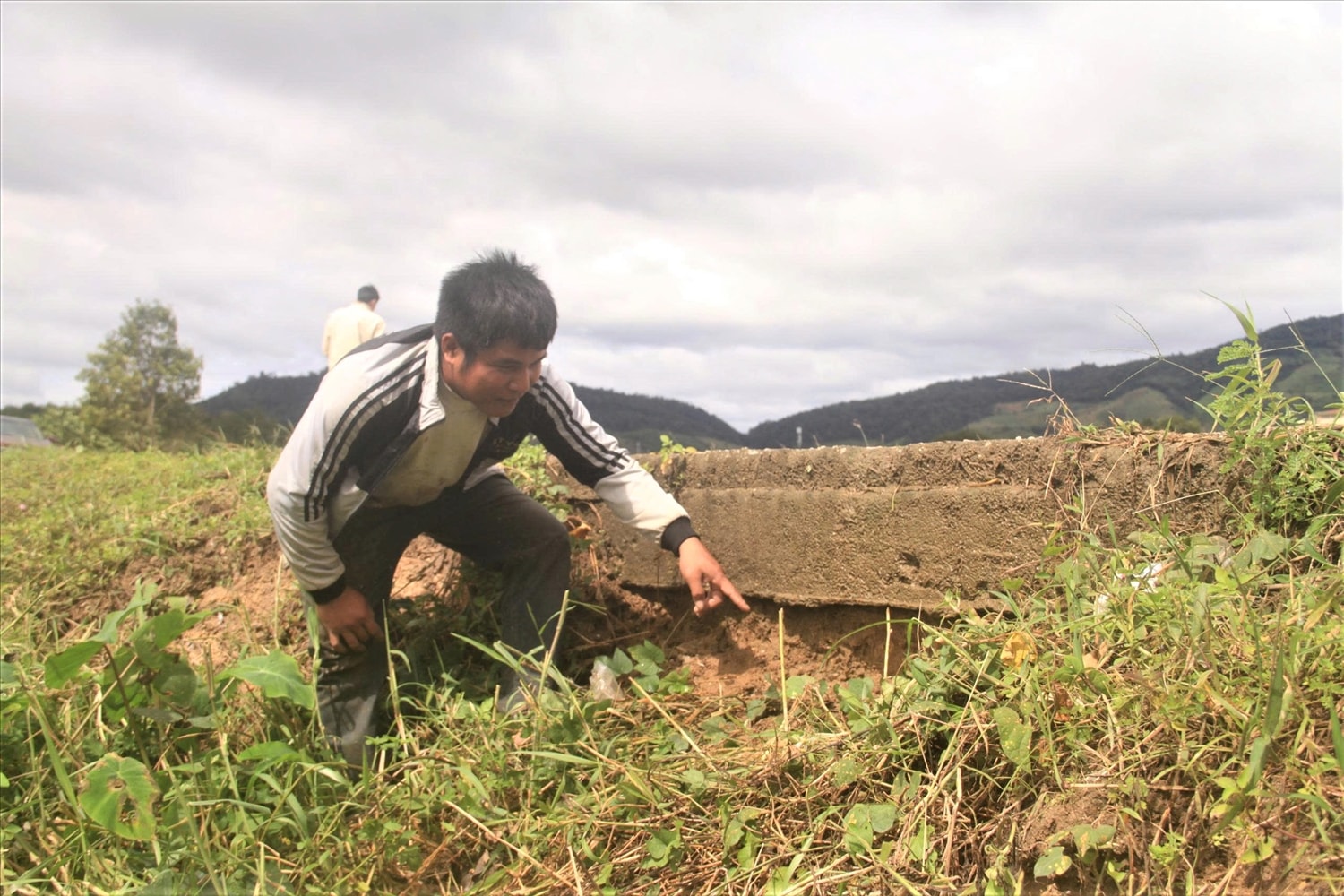 Sạt lở bờ sông Đăk Snghé còn đe dọa tuyến đường duy nhất dẫn vào khu sản xuất của người dân làng Kon Skôi. (Ảnh: Ngọc Chí)