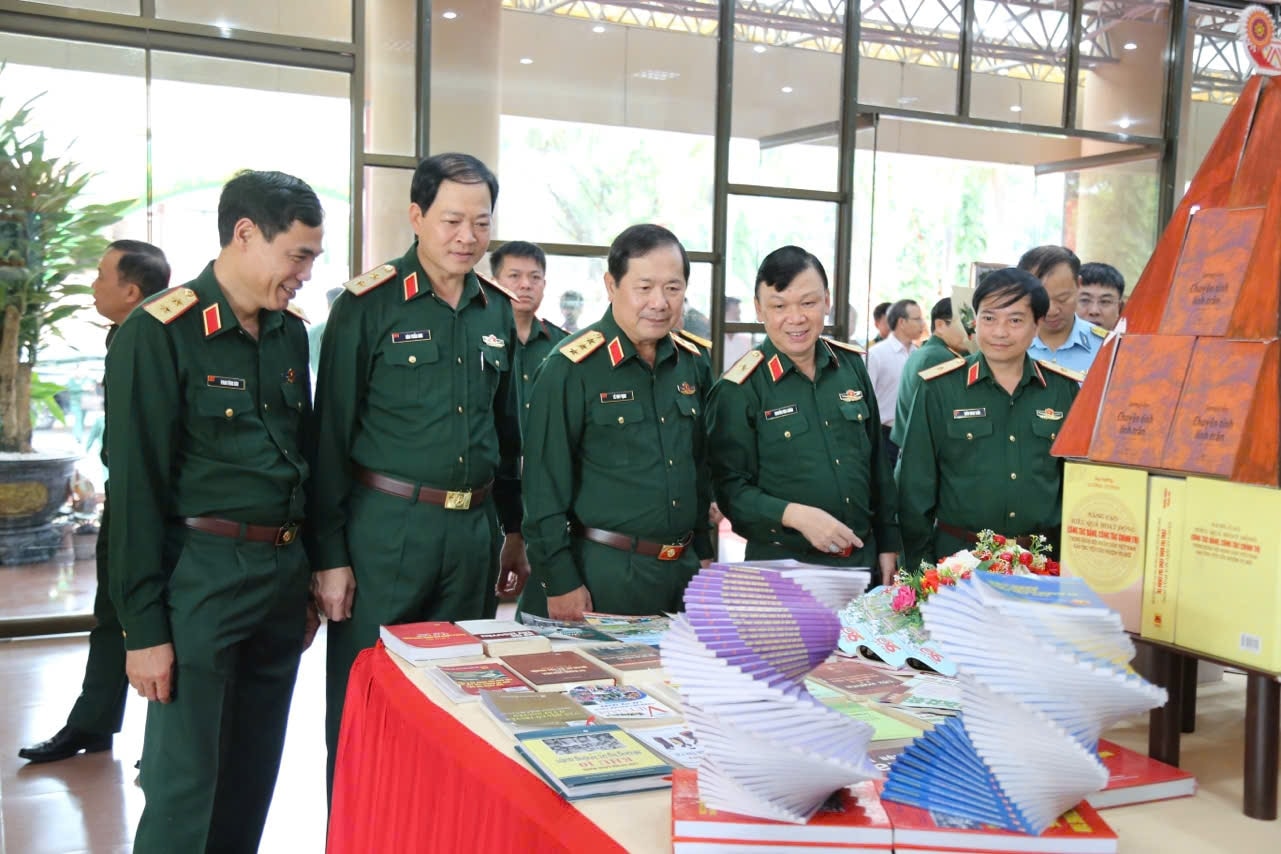 Các đại biểu tham quan mô hình trưng bày Chiến thắng Plei Me tại hội thảo