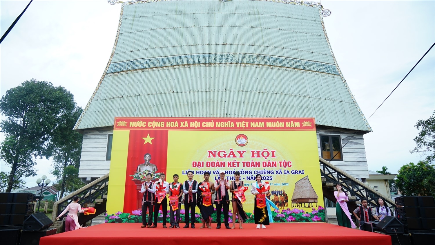 Lãnh đạo xã Ia grai trao cờ lưu niệm cho các đoàn tham gia Ngày hội và Liên hoan văn hóa cồng chiêng