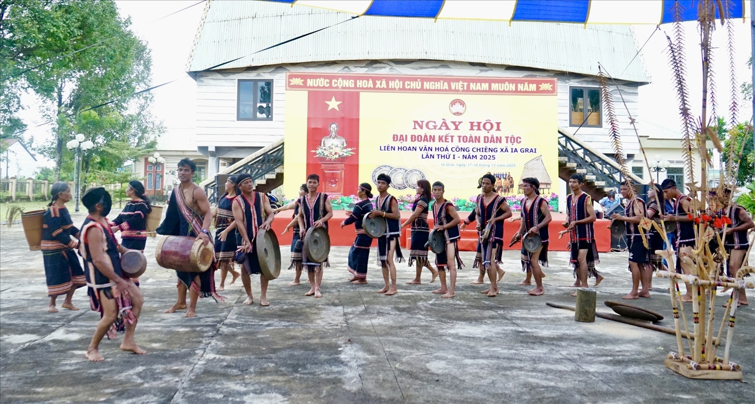Đồng bào Gia Rai xã Ia Grai phấn khởi trình diễn cồng chiêng trong Ngày hội Đại đoàn kết toàn dân tộc ở khu dân cư