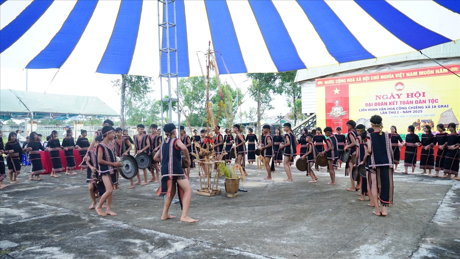 Các em nhỏ say mê trình diễn cồng chiêng trong Liên hoan Cồng chiêng xã Ia Grai lần thứ nhất