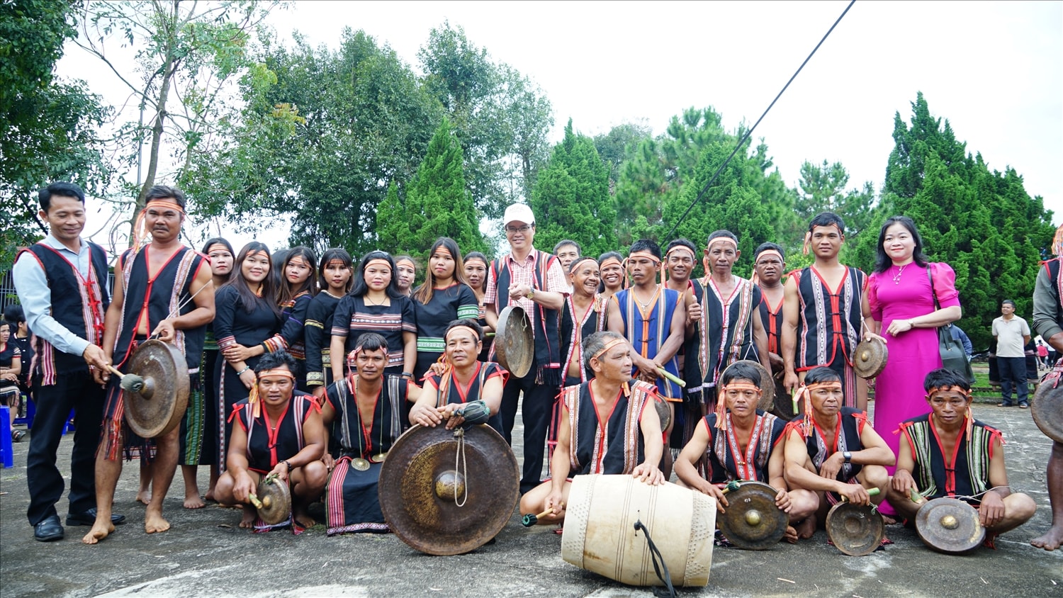 Đảng uỷ, chính quyền, các ban ngành của địa phương cùng bà con chung vui tại Ngày hội Đại đoàn kết toàn dân tộc