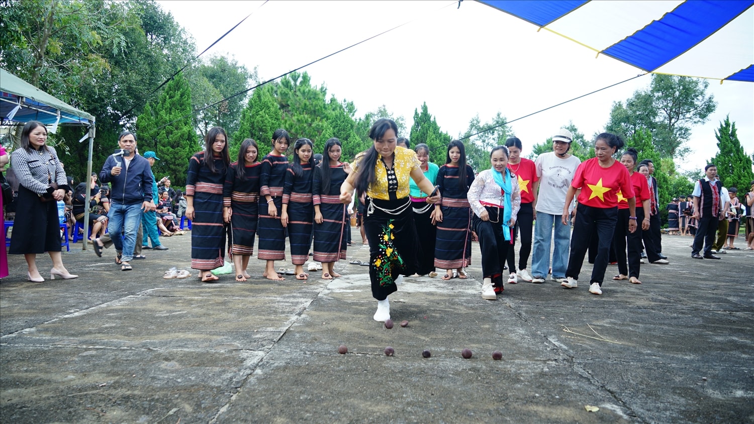 Đồng bào các dân tộc tại thôn, làng, tổ dân phố đoàn kết, xây dựng khu dân cư văn minh, giàu bản sắc, ấm no, hạnh phúc