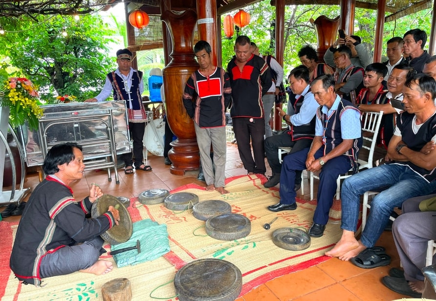 Nghệ nhân Ưu tú Nay Phai (xã Phú Túc) truyền dạy kỹ thuật chỉnh chiêng cho các học viên. (Ảnh: L.Nguyên)