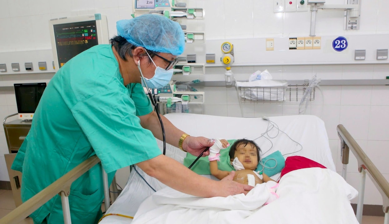 Bác sĩ BVTW Huế đang chăm sóc cho bệnh nhi sau khi ghép gan. (Ảnh: BVTW Huế cung cấp)