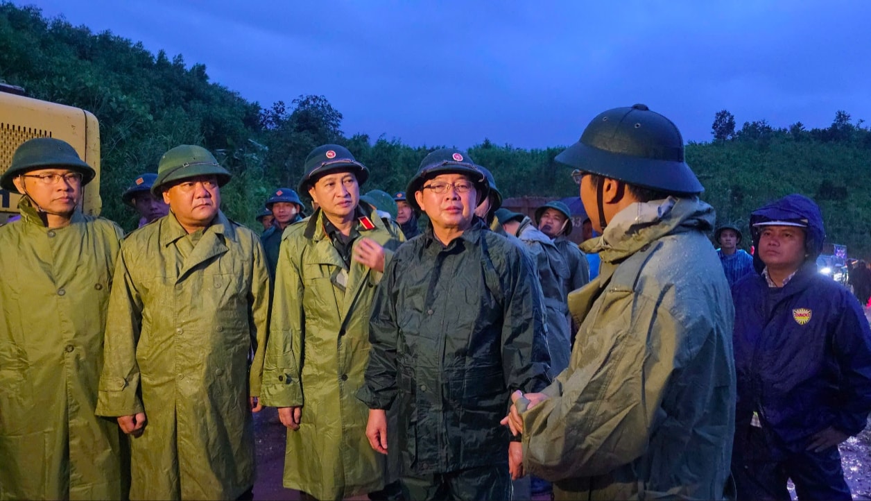 Phó Thủ tướng Chính phủ Hồ Quốc Dũng chỉ đạo khắc phục sạt lở tại đèo Khánh Lê