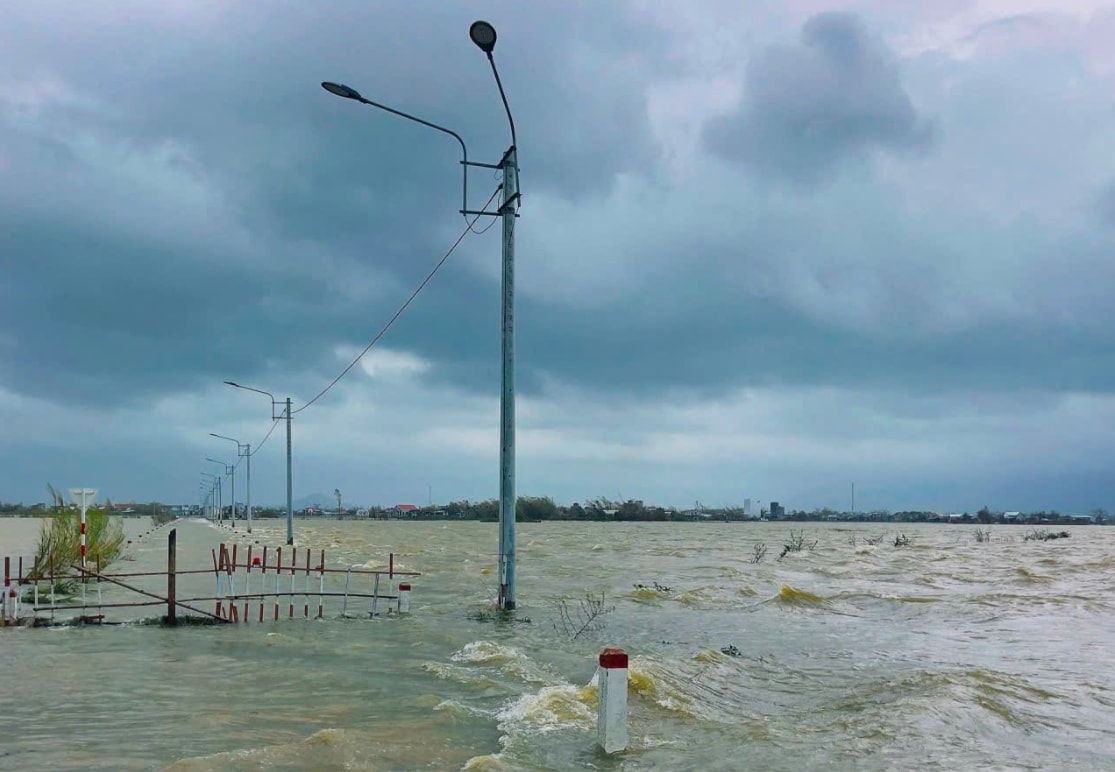 Chính quyền địa phương rào chắn nhiều tuyến đường bị ngập sâu, không cho người và phương tiện qua lại để đảm bảo an toàn. (Ảnh: H.Q)