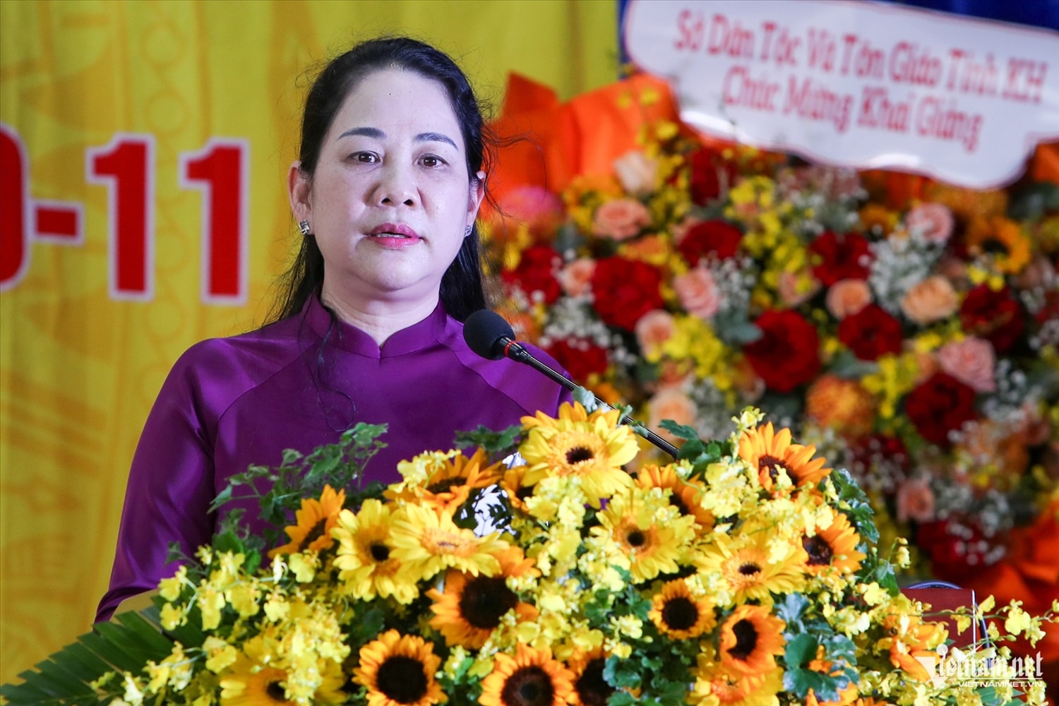 Thứ trưởng Bộ Dân tộc và Tôn giáo Nông Thị Hà phát biểu tại lễ khai giảng. Ảnh: Xuân Ngọc 