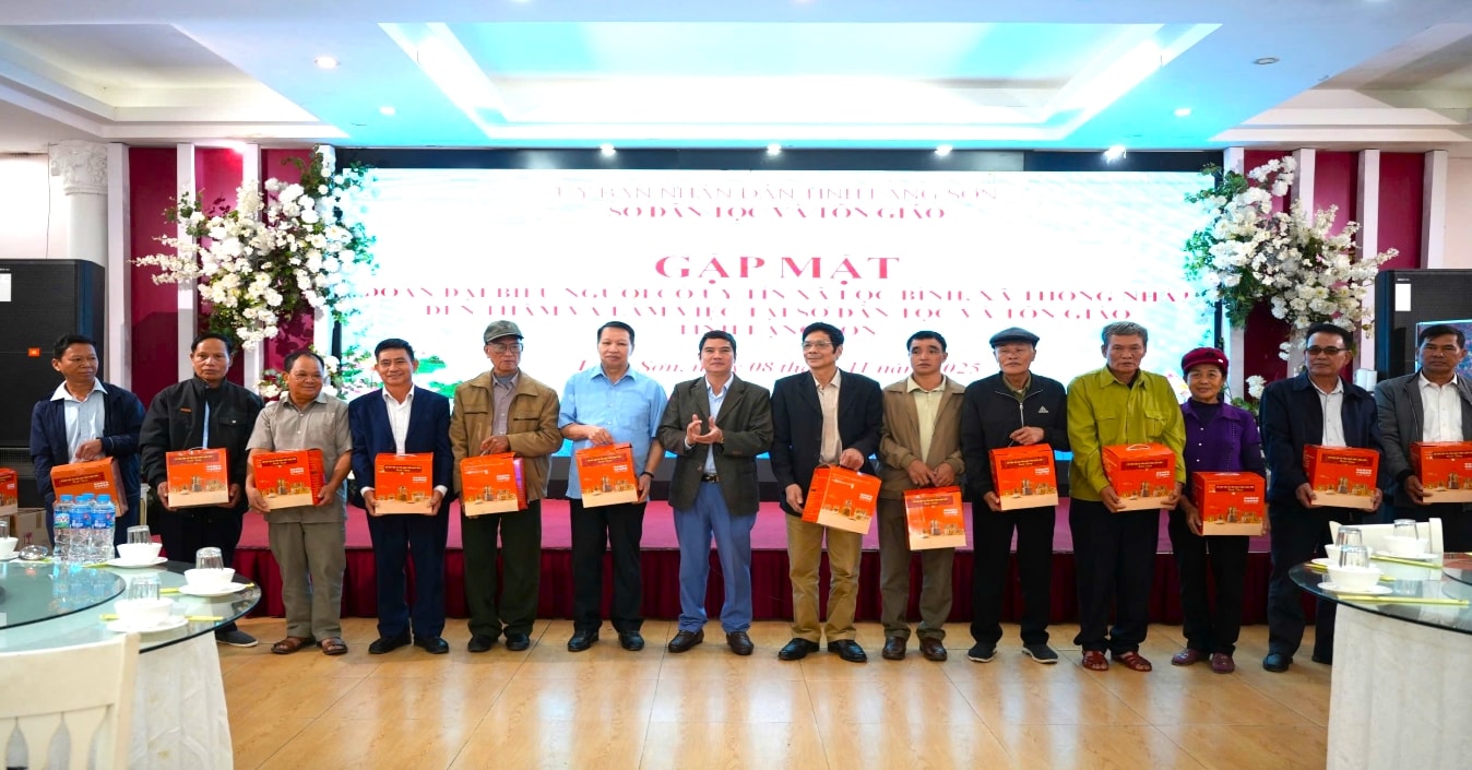 Lãnh đạo Sở Dân tộc và Tôn giáo Lạng Sơn tặng quà cho Đoàn Người có uy tín xã Thống Nhất Lãnh đạo Sở Dân tộc và Tôn giáo Lạng Sơn tặng quà cho Đoàn Người có uy tín xã Thống Nhất