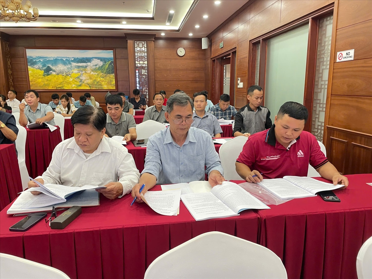 Hàng năm, Sở phối hợp tổ chức tuyên truyền và trợ giúp pháp lý lưu động tại cơ sở, bồi dưỡng kỹ năng để Người có uy tín, già làng, lực lượng cốt cán trở thành “tuyên truyền viên” phổ biến pháp luật hiệu quả hơn Giai đoạn 2021-2025, Sở Dân tộc và Tôn giáo tỉnh Lạng Sơn đã hỗ trợ chế độ, chính sách, tập huấn, bồi dưỡng kiến thức cho 6.500 lượt Người có uy tín
