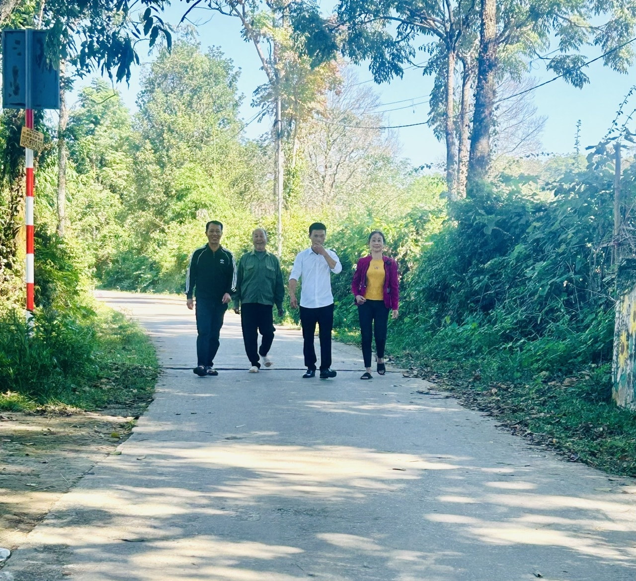 Người có uy tín Triệu Khay, thôn Chợ Hoàng, xã Bằng Mạc (thứ 2 bên trái) cùng các thành viên của thôn đi tuyên truyền vận động nhân dân xây dựng NTM Người có uy tín Triệu Khay, thôn Chợ Hoàng, xã Bằng Mạc (thứ 2 bên trái) cùng các thành viên của thôn đi tuyên truyền vận động nhân dân xây dựng NTM
