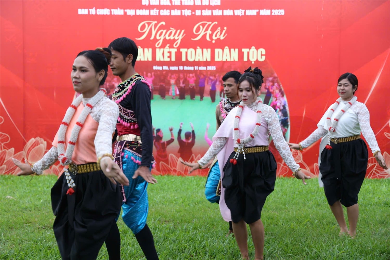Đồng bào Khmer Nam Bộ múa rô băm