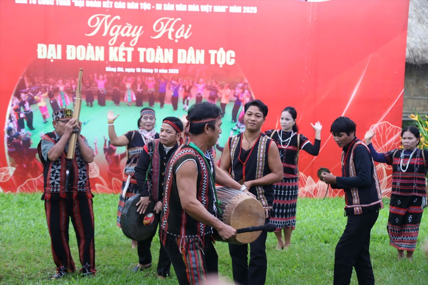 Đồng bào Tây Nguyên biểu diễn cồng chiêng