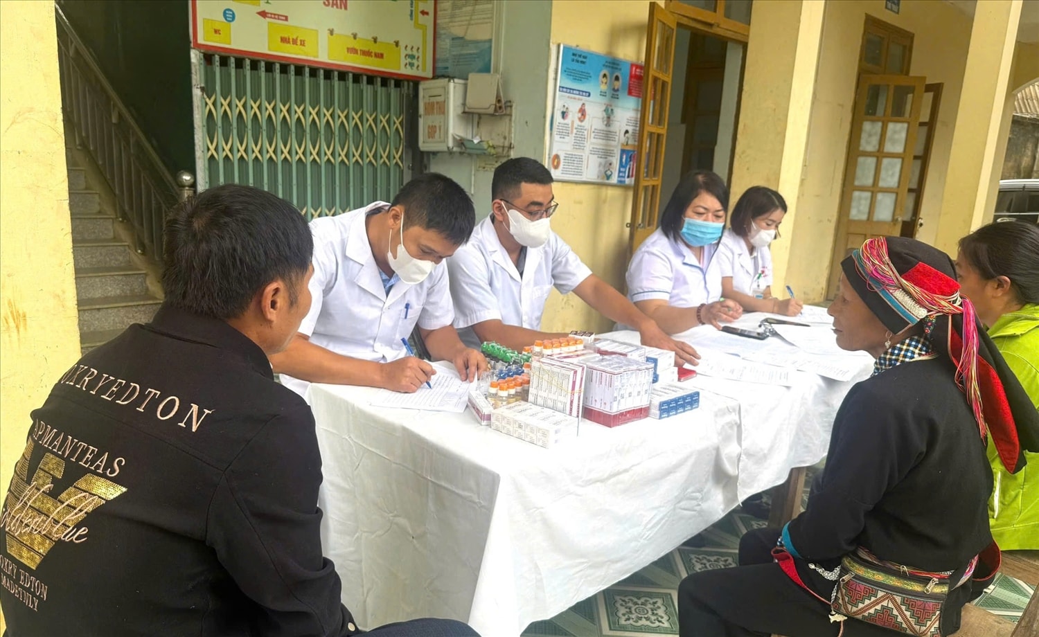 Người dân trên địa bàn xã Minh Sơn, Đường Hồng và Giáp Trung (Tuyên Quang)  được khám và điều tra bệnh Phong, da liễu...