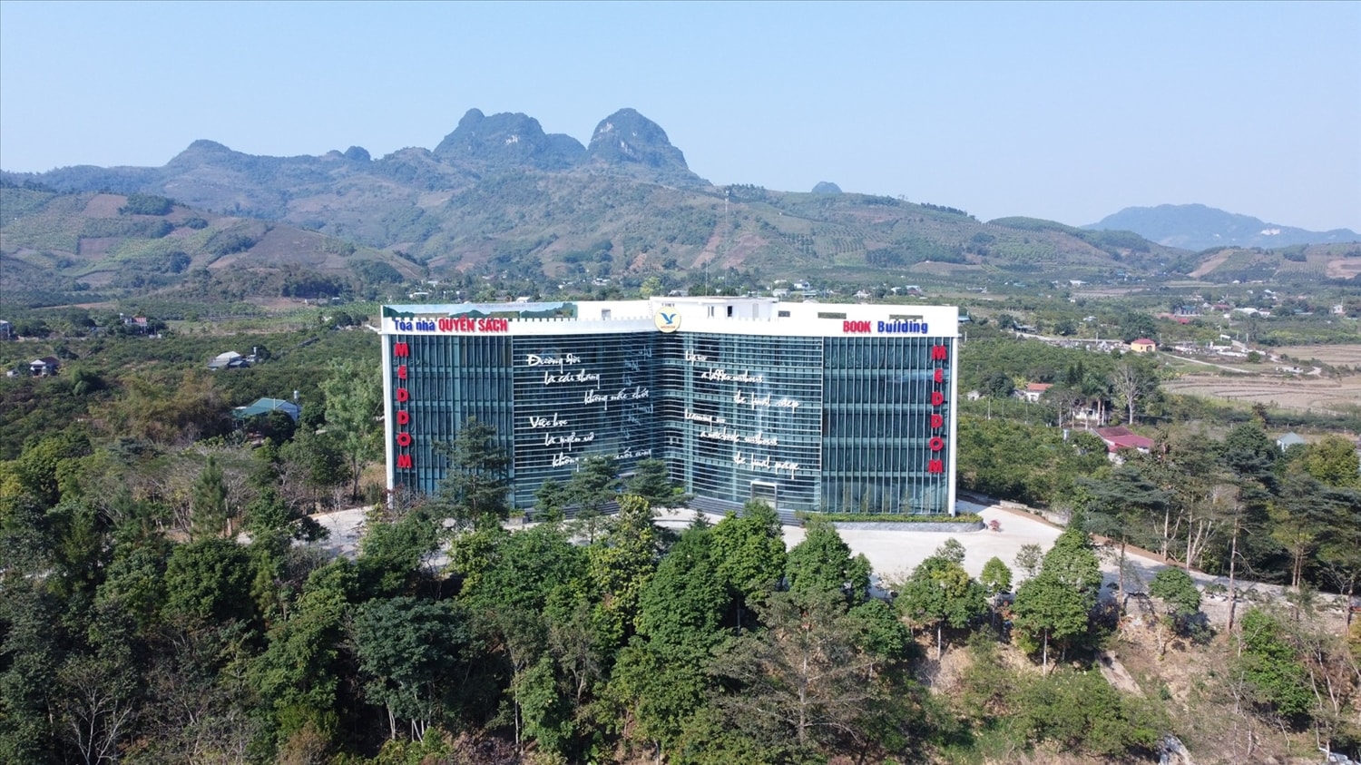 Tòa nhà Quyển Sách - một công trình biểu tượng với biểu trưng như một cuốn sách đang mở, tượng trưng cho kho tang tri thức vô tận.