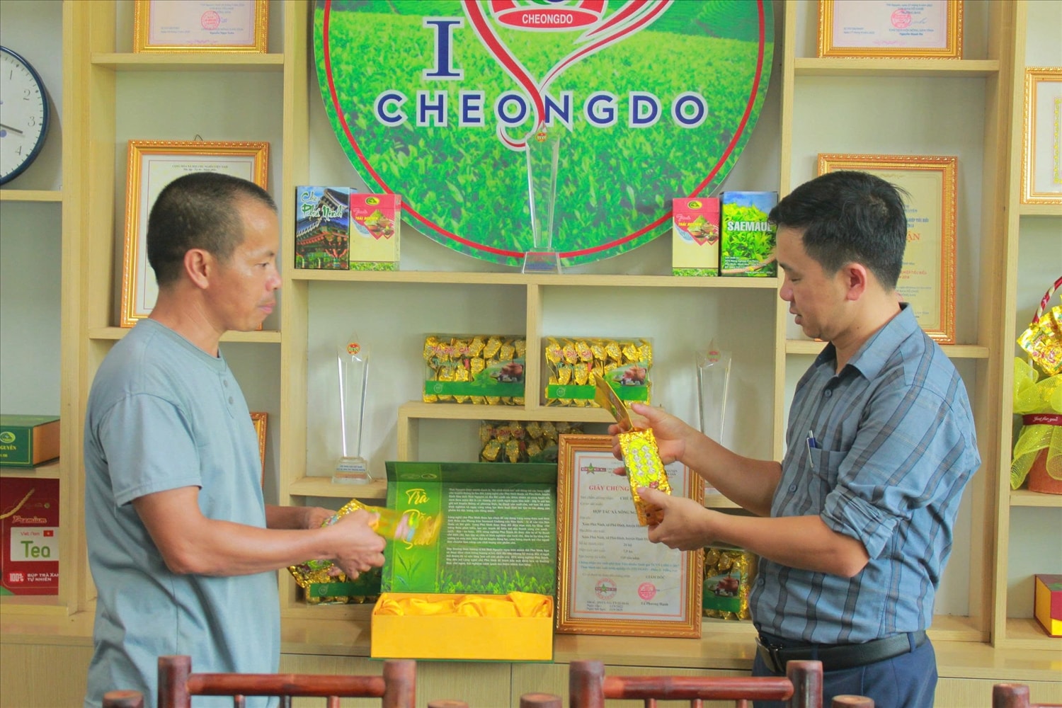 Ông Đỗ Văn Thao, Giám đốc HTX Nông nghiệp Phú Thịnh, giới thiệu sản phẩm chè của hợp tác xã. (Ảnh: Thảo Khánh)
