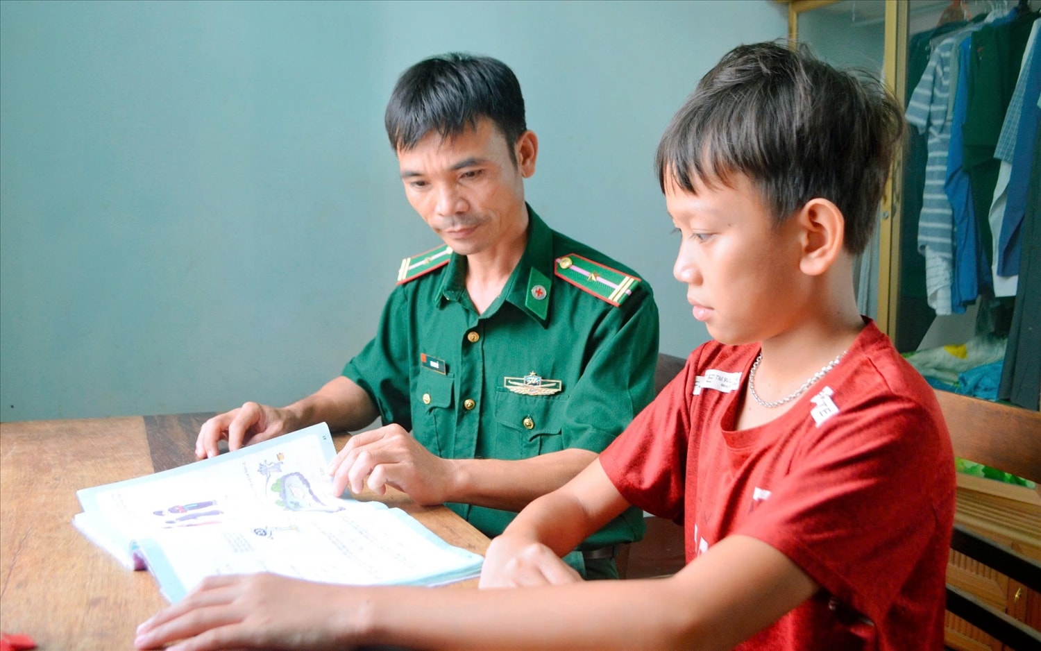 Cán bộ Đồn Biên phòng SêRêPốk hướng dẫn 