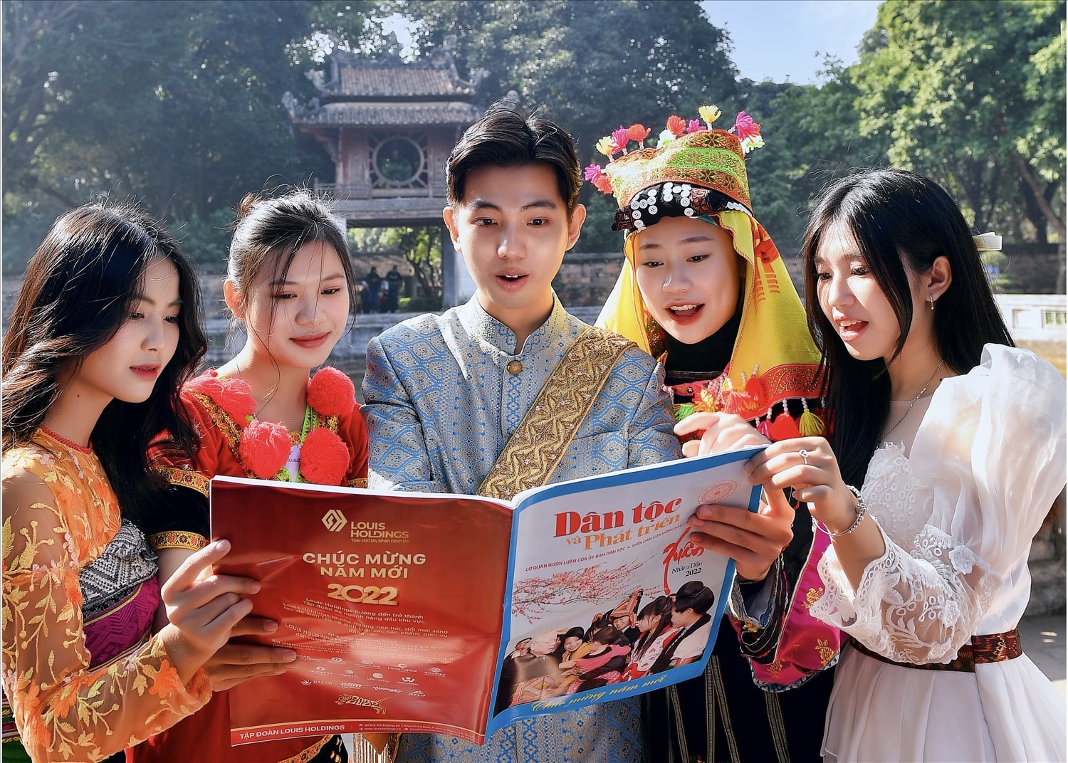 HSSV, thanh niên DTTS xuất sắc, tiêu biểu năm 2025 sẽ được tham gia nhiều hoạt động hấp dẫn, trong đó có ghi sổ vàng tại Văn Miếu - Quốc Tử Giám (Các sinh viên DTTS tiêu biểu được Tuyên dương năm 2023 - Ảnh Tuấn Ninh)