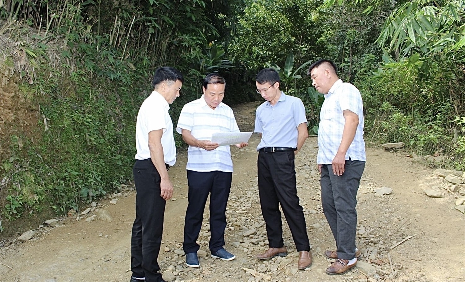 Tuyến đường bản Huổi Lọng-Quyết Thắng, xã Chiềng La trước khi được cứng hóa từ vốn Chương trình MTQG 1719. (Ảnh: TL)