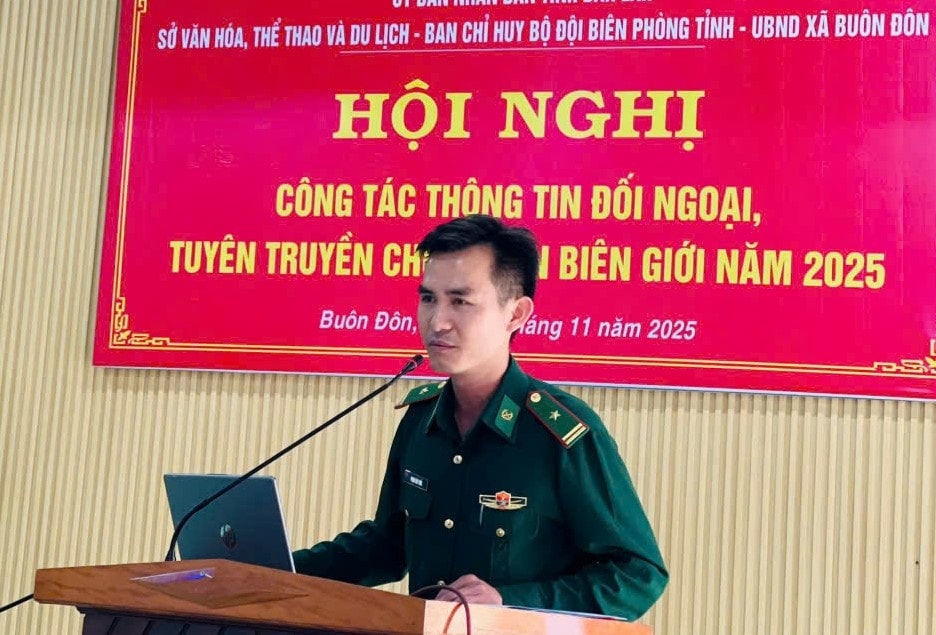 Báo cáo viên trình bày các đại biểu dự hội nghị về thông tin đối ngoại