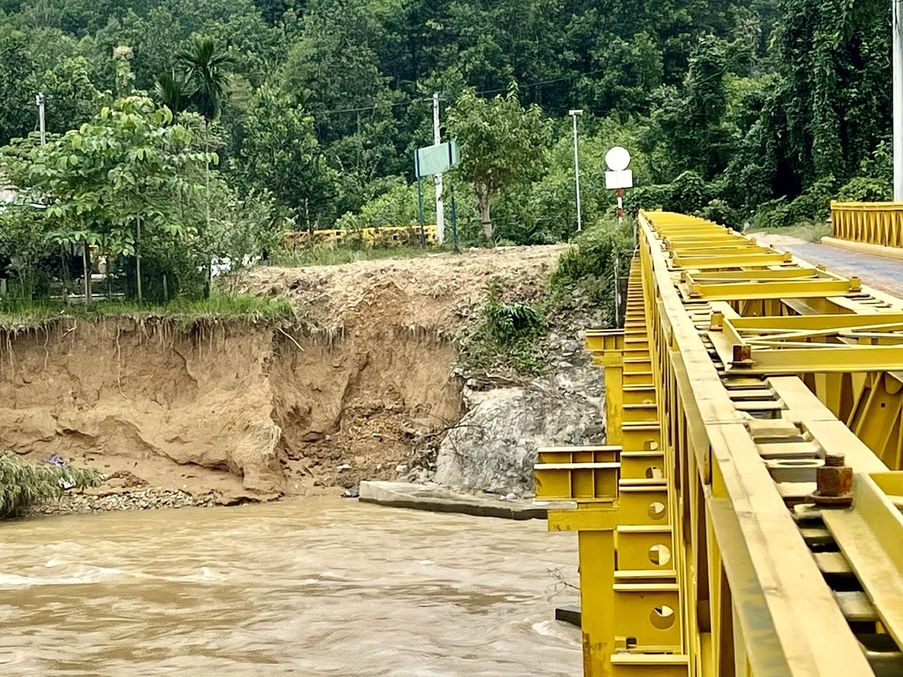 Đầu cầu bắt qua sông Trường cũng bị nước oanh tạc, hõm sâu. (Ảnh Huy Trường) Đầu cầu bắc qua sông Trường cũng bị nước đánh vào, gây hõm sâu. (Ảnh Huy Trường)