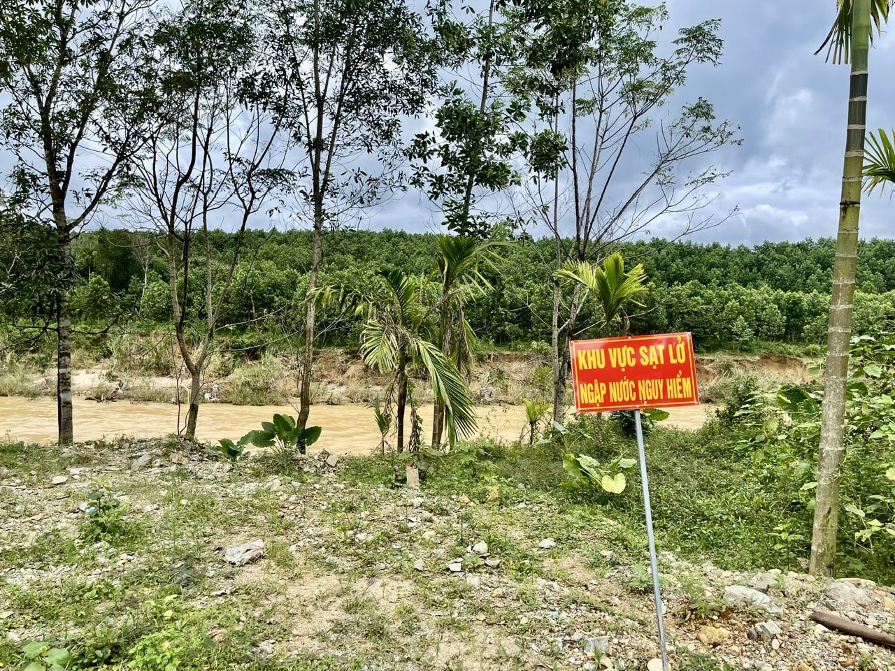 Nhiều nơi được cắm biển cảnh báo do sạt lở đất dọc sông Trường. (Ảnh Huy Trường) Nhiều nơi được cắm biển cảnh báo do sạt lở đất dọc sông Trường. (Ảnh Huy Trường)