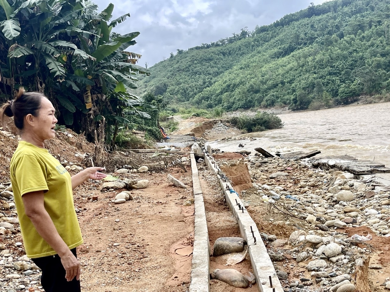 Người dân mong muốn các cấp sớm xây dựng bờ kè, đồng thời bố trí tái định cư để ổn định cuộc sống. (Ảnh Huy Trường) Người dân mong muốn các cấp sớm xây dựng bờ kè, đồng thời bố trí tái định cư để ổn định cuộc sống. (Ảnh Huy Trường)