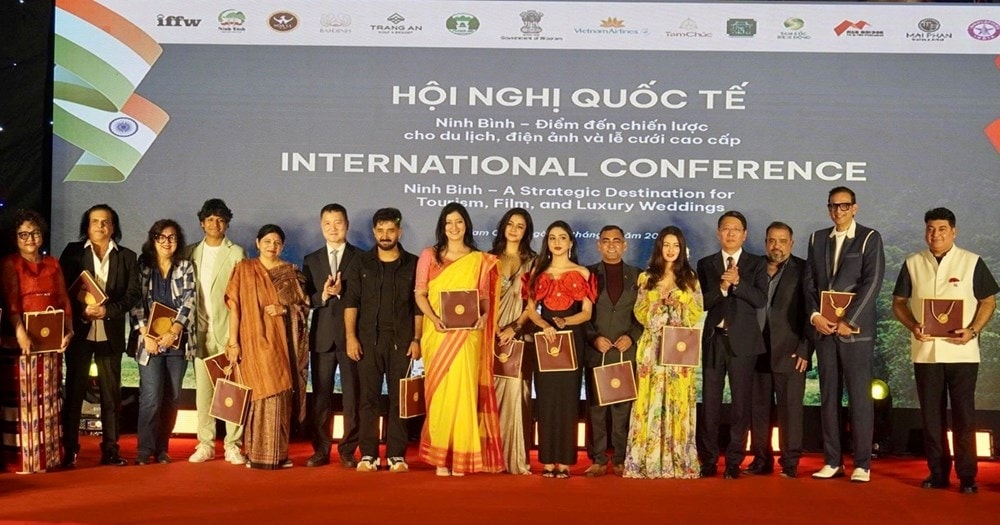Các đạo diễn, đoàn làm phim, diễn viên chụp ảnh lưu niệm với lãnh đạo tỉnh Ninh Bình Các đạo diễn, đoàn làm phim, diễn viên chụp ảnh lưu niệm với lãnh đạo tỉnh Ninh Bình
