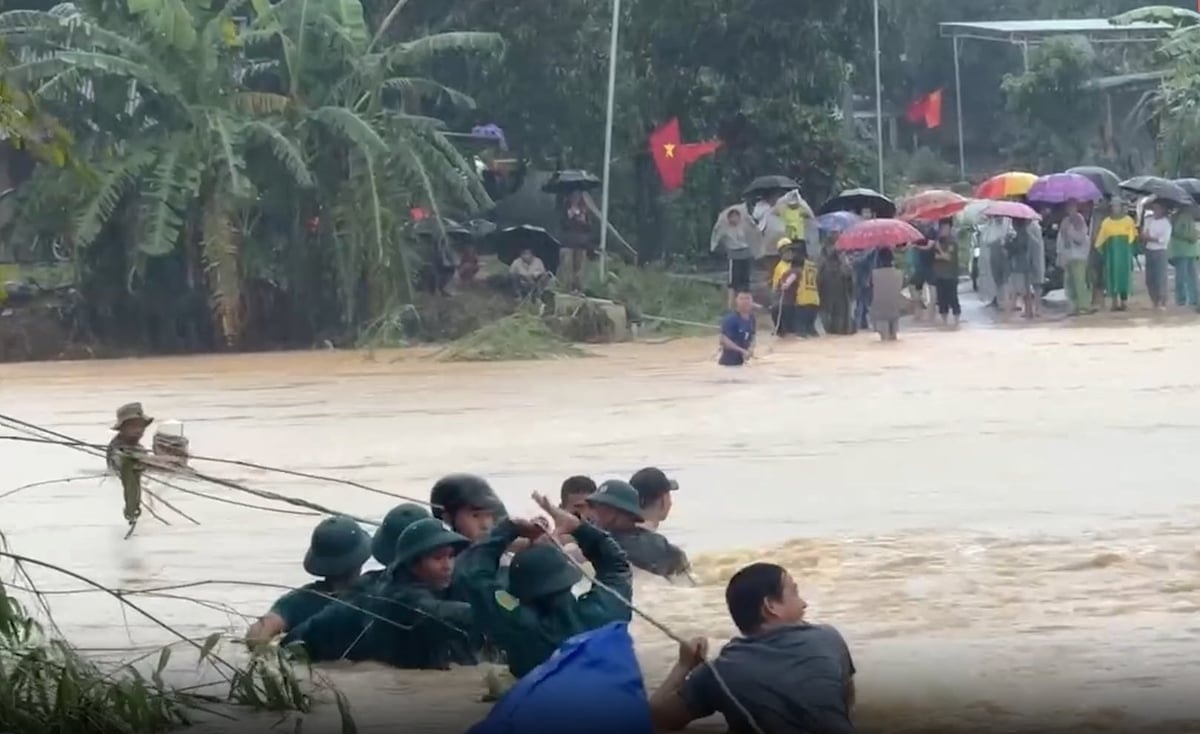Bộ đội ứng hỗ trợ người dân bị cô lập ở xã Yang Mao, Đắk Lắk (Ảnh MH). 