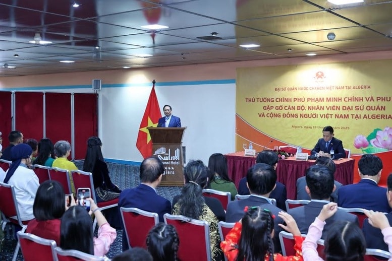 Thủ tướng đề nghị bà con tiếp tục góp phần để tình cảm này ngày càng đơm hoa, kết trái qua các thế hệ, đưa quan hệ song phương năm sau tốt hơn năm trước, thập kỷ sau tốt hơn thập kỷ trước - Ảnh: VGP/Nhật Bắc