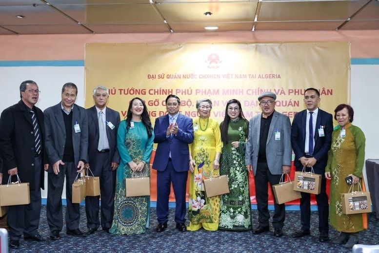 Thủ tướng Phạm Minh Chính và Phu nhân tặng quà đại diện cộng đồng người Việt Nam tại Algeria - Ảnh: VGP/Nhật Bắc
