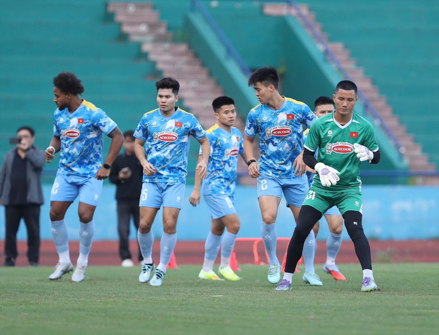 Các cầu thủ của đội tuyển Việt Nam tích cực tập luyện trước trận đấu với Lào Các cầu thủ của đội tuyển Việt Nam tích cực tập luyện trước trận đấu với Lào