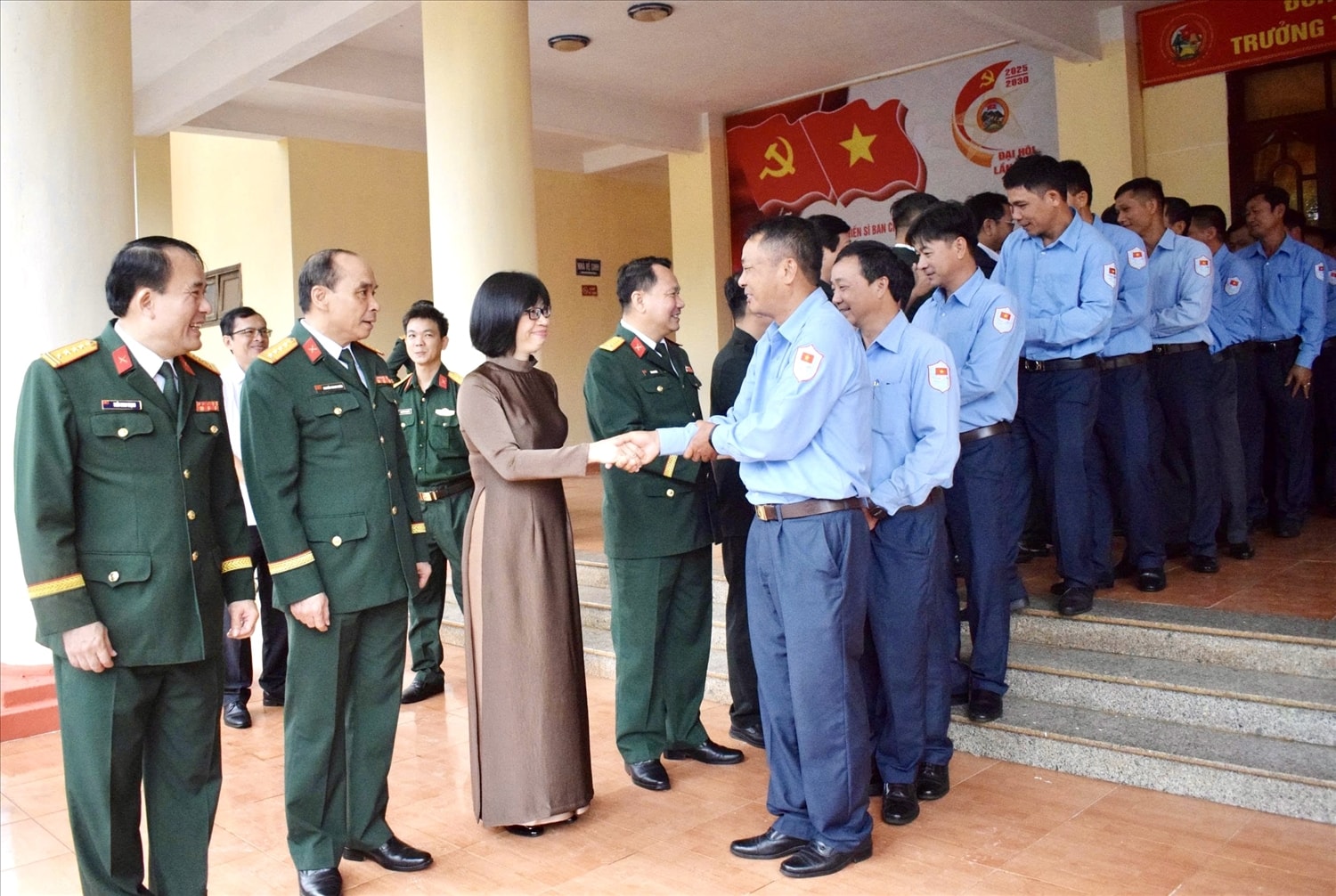 Trưởng Ban Chỉ đạo 515 Quân khu 5 và tỉnh Gia Lai động viên cán bộ, chiến sĩ Đội K52 trước khi lên đường làm nhiệm vụ