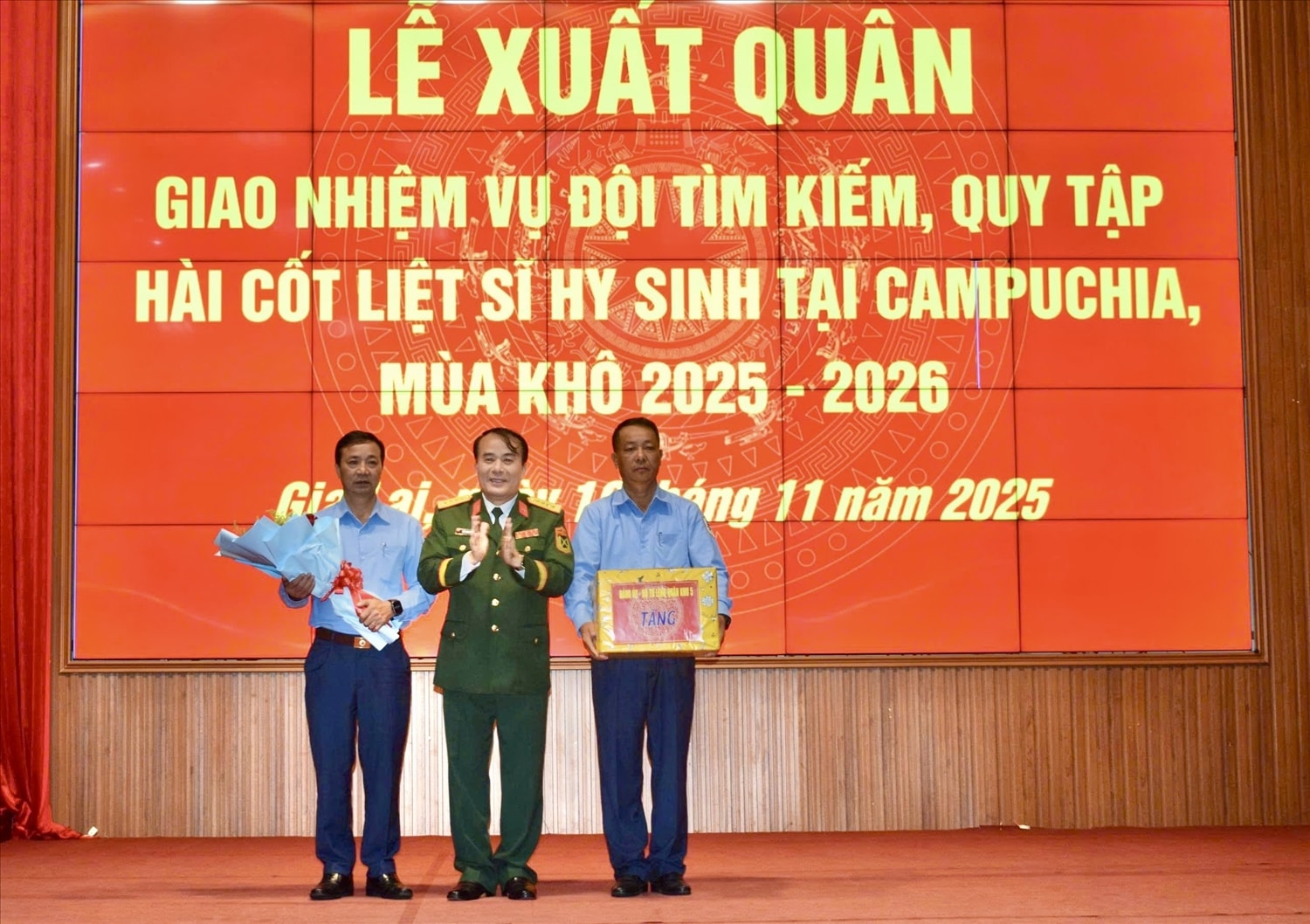 Đại tá Trần Minh Trọng - Phó Chính ủy, Trưởng Ban Chỉ đạo 515 Quân khu 5 tặng quà động viên cán bộ, chiến sĩ Đội K52
