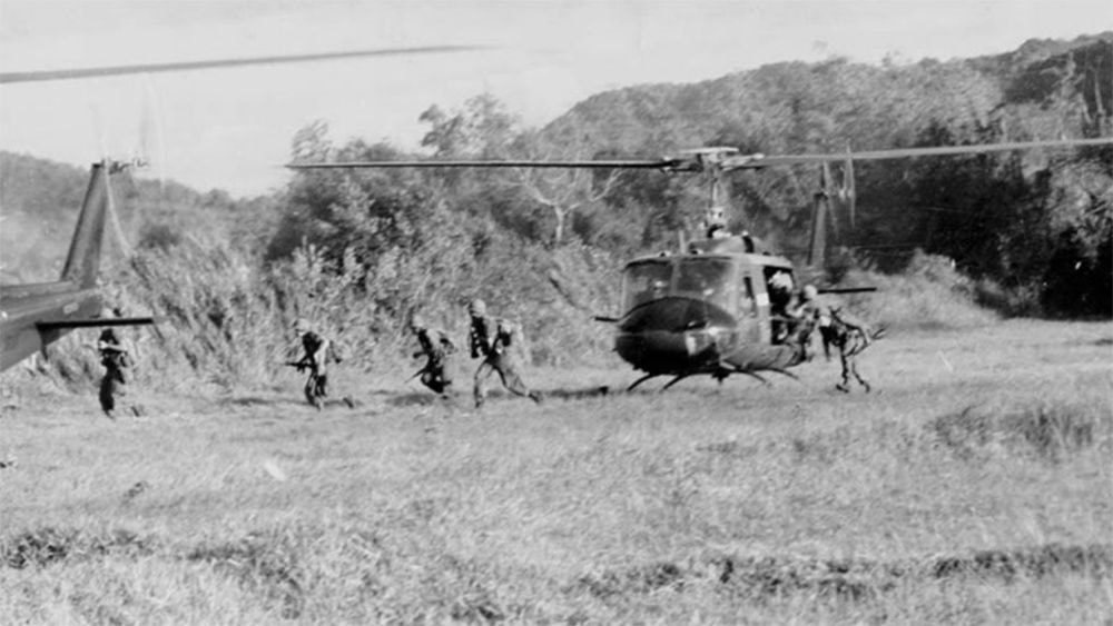 Trực thăng UH-1D chở binh sĩ Tiểu đoàn 1, Trung đoàn 7, Sư đoàn Kỵ binh không vận số 1 của Mỹ đổ bộ xuống bãi X-Ray (thung lũng Ia Đrăng) tháng 11/1965. (Ảnh: Bảo tàng tỉnh Gia Lai)