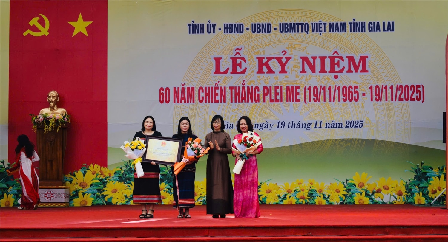 Phó Chủ tịch UBND tỉnh Nguyễn Thị Thanh Lịch trao bằng xếp hạng di tích lịch sử cấp tỉnh “Chiến thắng thung lũng Ia Drăng năm 1965” cho xã Ia Púch