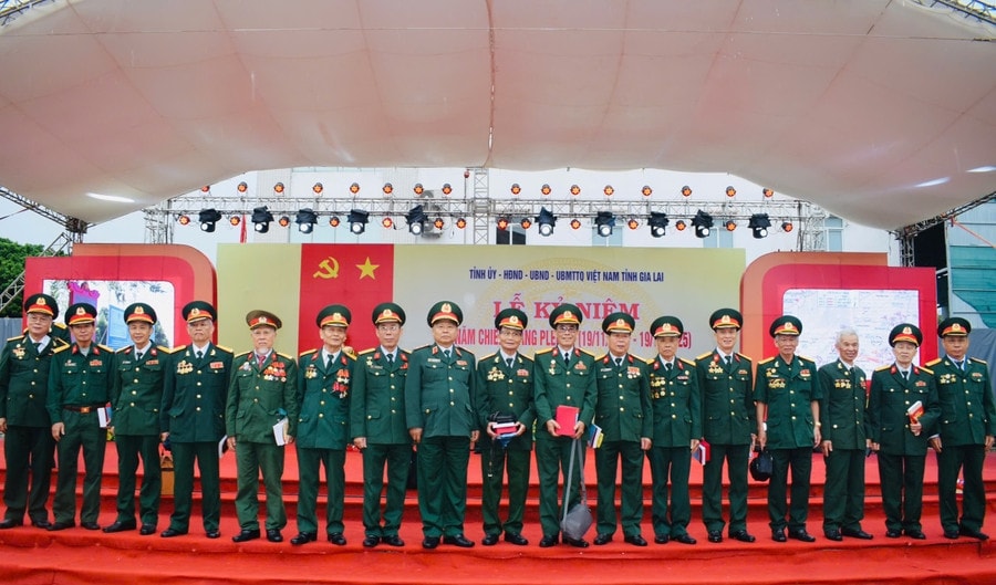Các đại biểu tham dự Lễ kỷ niệm chụp ảnh lưu niệm