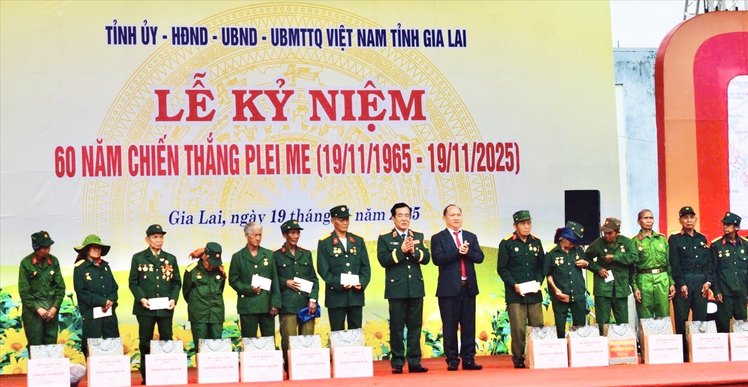 Lãnh đạo Bộ Quốc phòng và Tỉnh ủy Gia Lai tặng quà các nhân chứng lịch sử và thân nhân