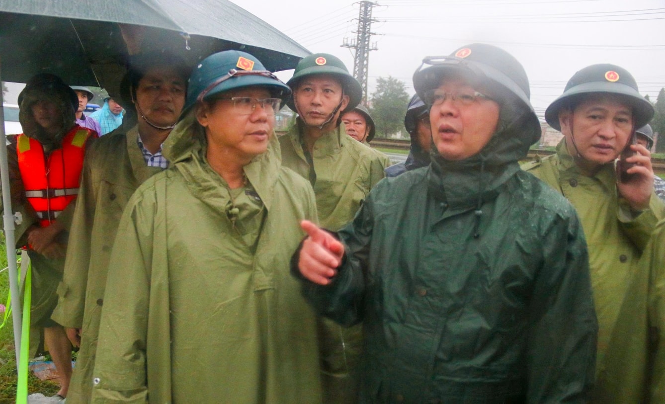 Phó Thủ tướng Hồ Quốc Dũng kiểm tra công tác ứng phó mưa lũ tại xã DIên Điền, tỉnh Khánh Hòa. (Ảnh L.P)