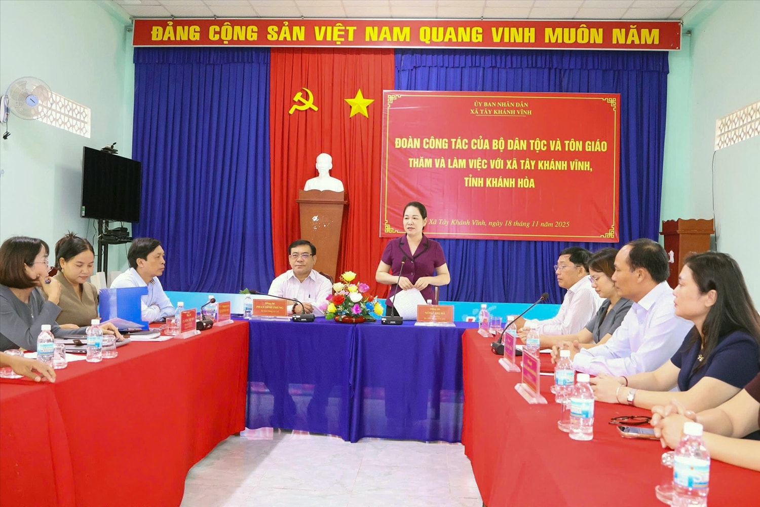 Thứ trưởng Bộ Dân tộc và Tôn giáo Nông Thị Hà làm việc với xã Tây Khánh Vĩnh (tỉnh Khánh Hòa). Ảnh: X.N 
