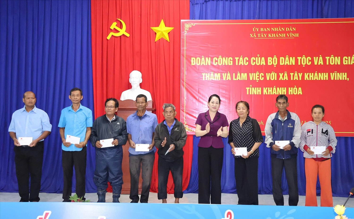 Thứ trưởng Bộ Dân tộc và Tôn giáo Nông Thị Hà tặng quà cho người dân ở xã Tây Khánh Vĩnh. Ảnh: N.X