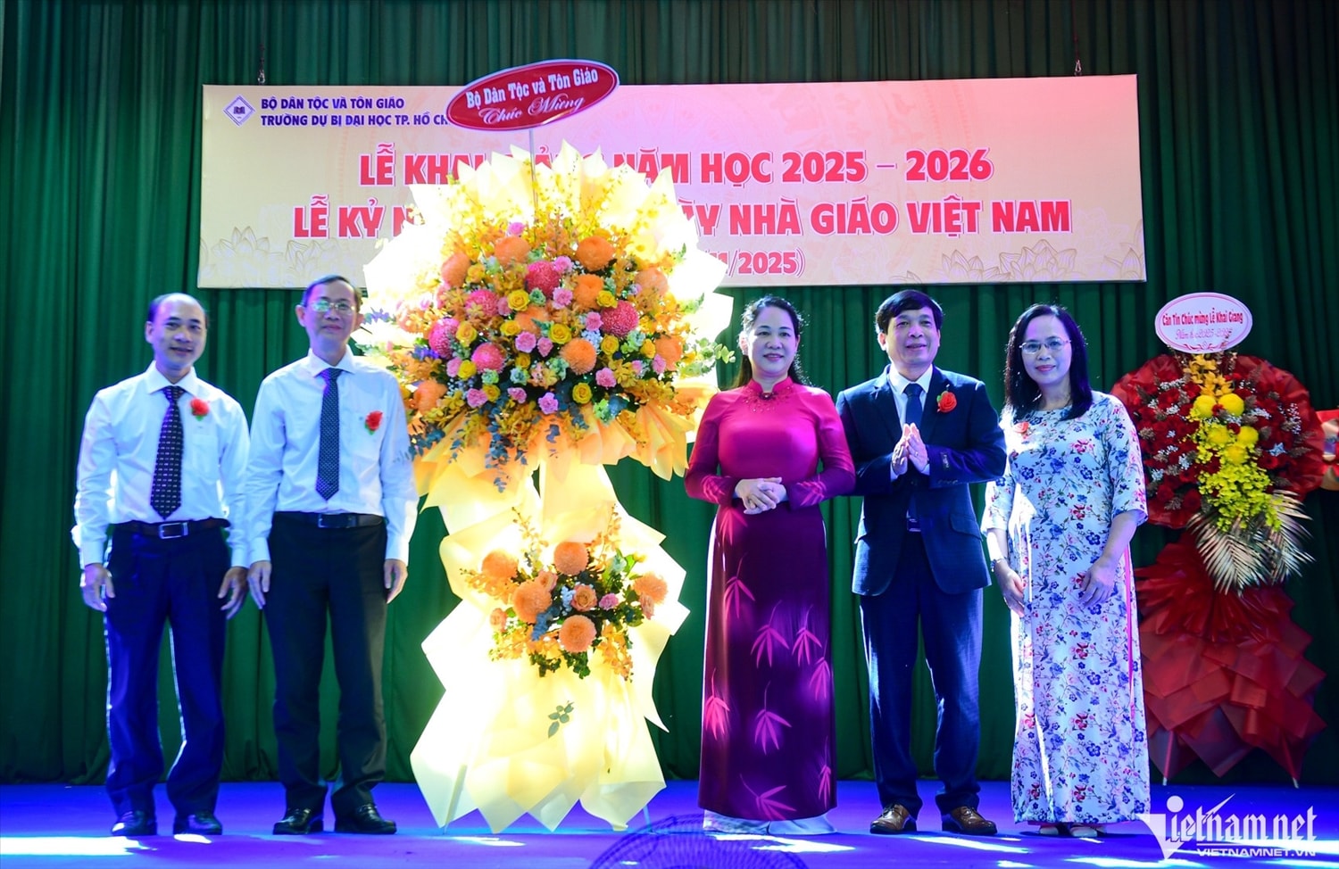 Thứ trưởng Nông Thị Hà tặng lẵng hoa của Bộ Dân tộc và Tôn giáo chúc mừng Lễ khai giảng