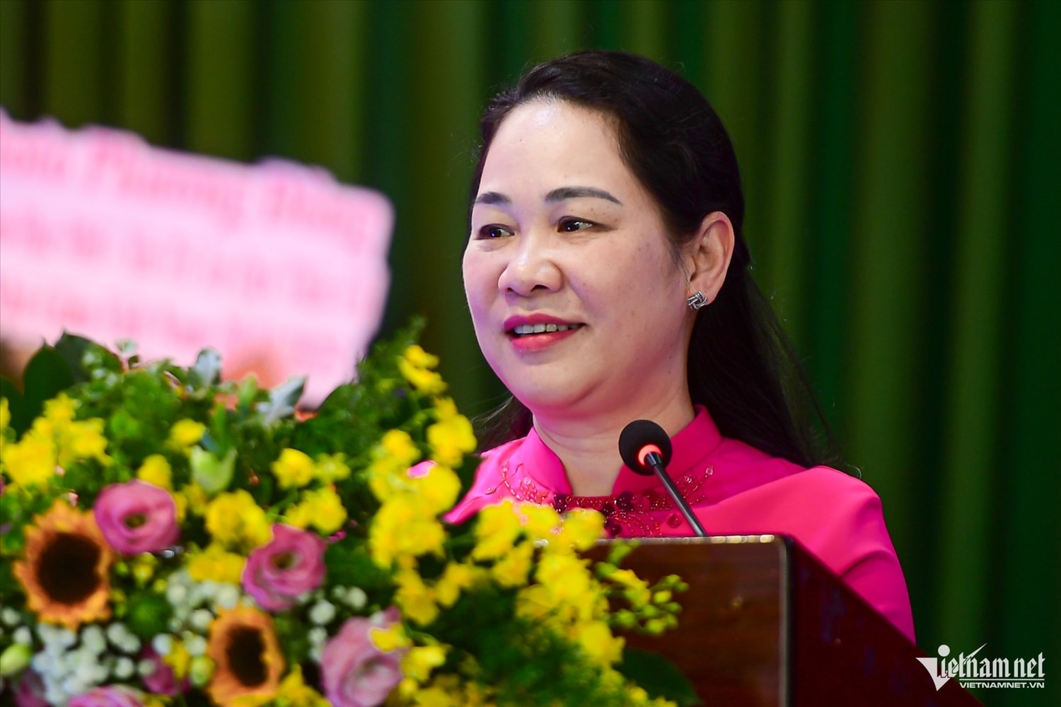 Thứ trưởng Bộ Dân tộc và Tôn giáo Nông Thị Hà phát biểu tại lễ khai giảng