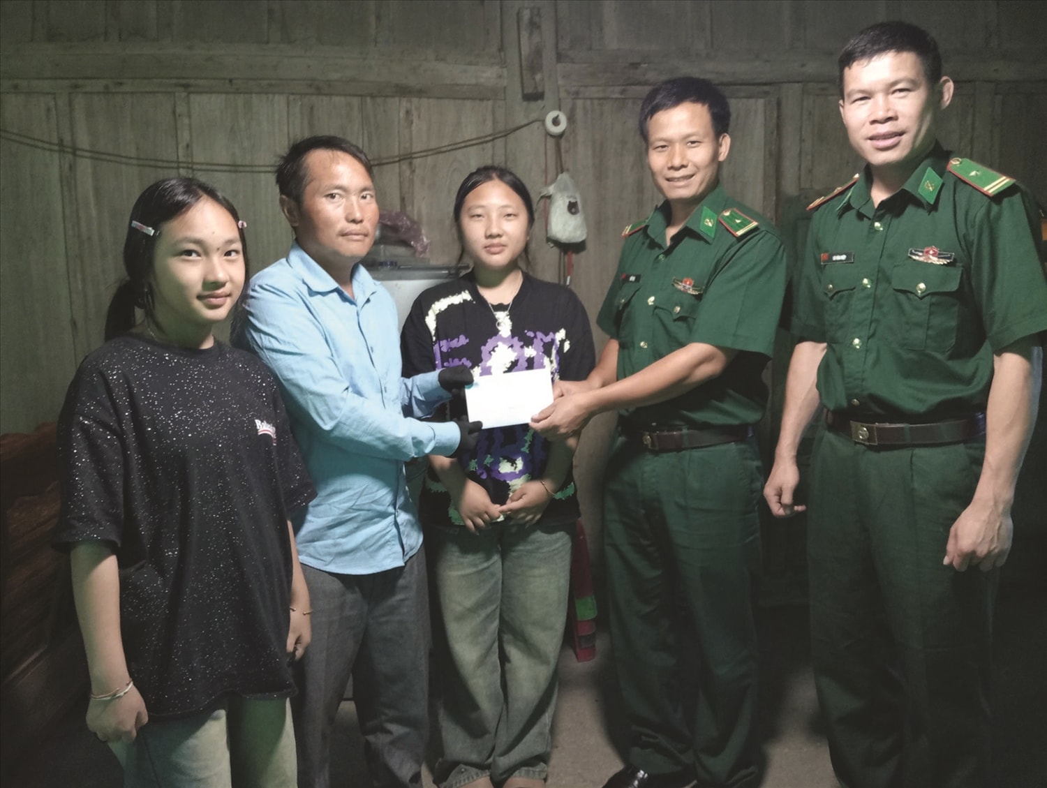Cháu Lỳ Tầm Như, bản Tiền Tiêu, xã Nậm Cắn nhận quà  của Đồn Biên phòng Nậm Cắn khi bước vào năm học mới