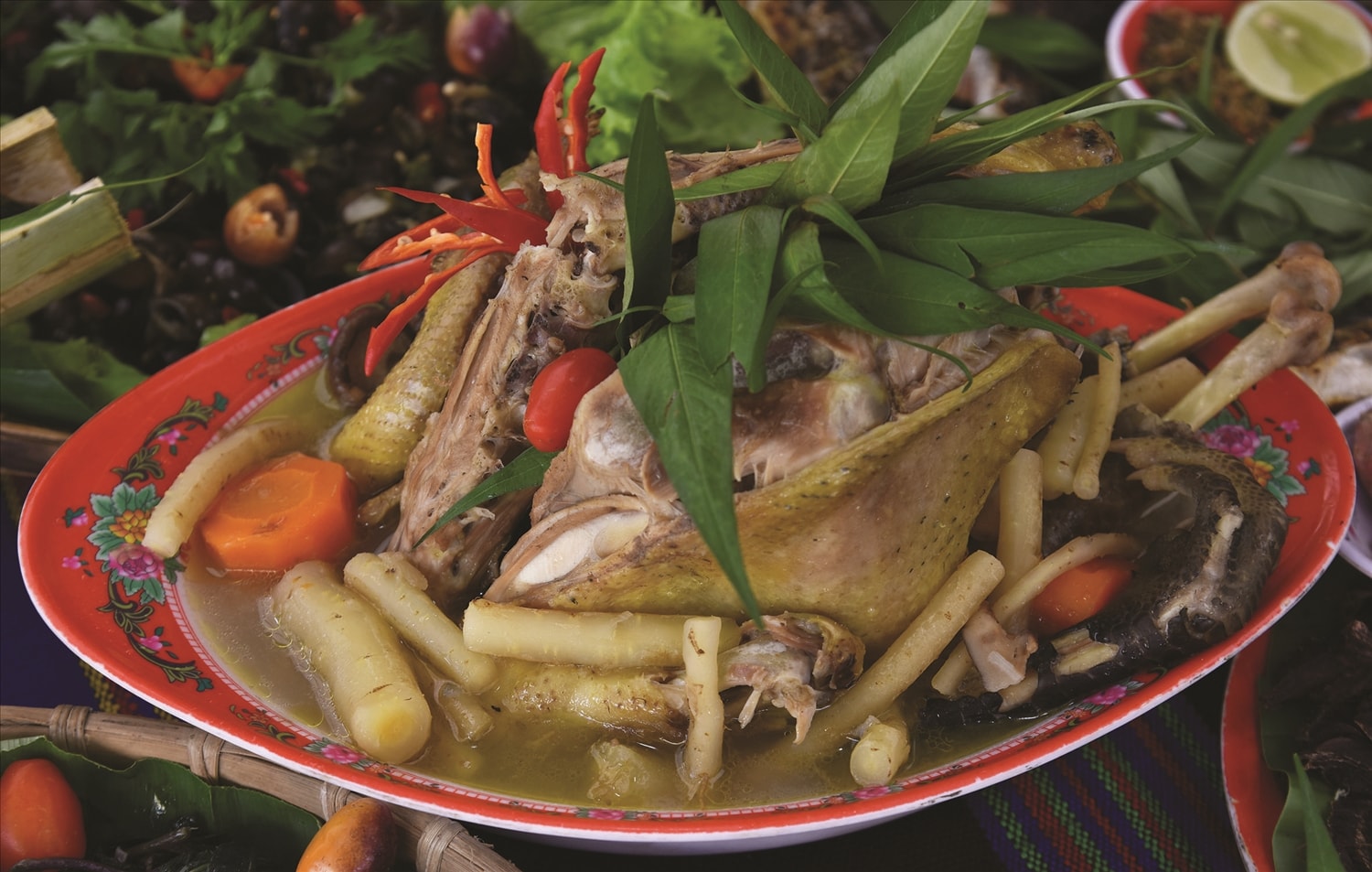 Gà hầm sâm dây.