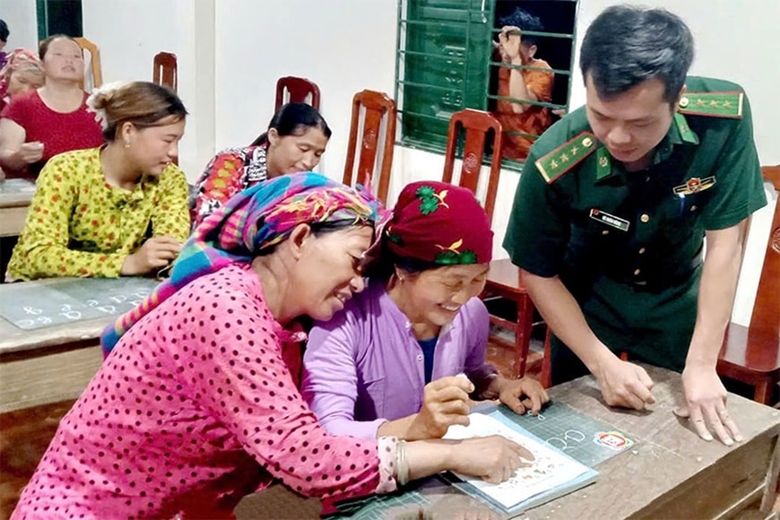 Đại uý Vù Xuân Hùng, Đội trưởng Đội vận động quần chúng, Đồn Biên phòng Tùng Vài, Ban Chỉ huy Bộ đội Biên phòng tỉnh Tuyên Quang dạy chữ cho học viên. Ảnh NVCC.