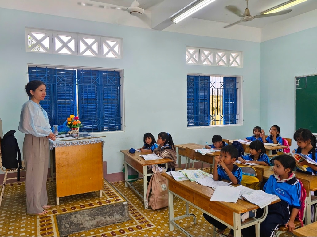 Trường lớp khang trang, chuyện dạy và học ở làng Canh Tiến cũng trở nên dễ dàng hơn. (Ảnh T.N)