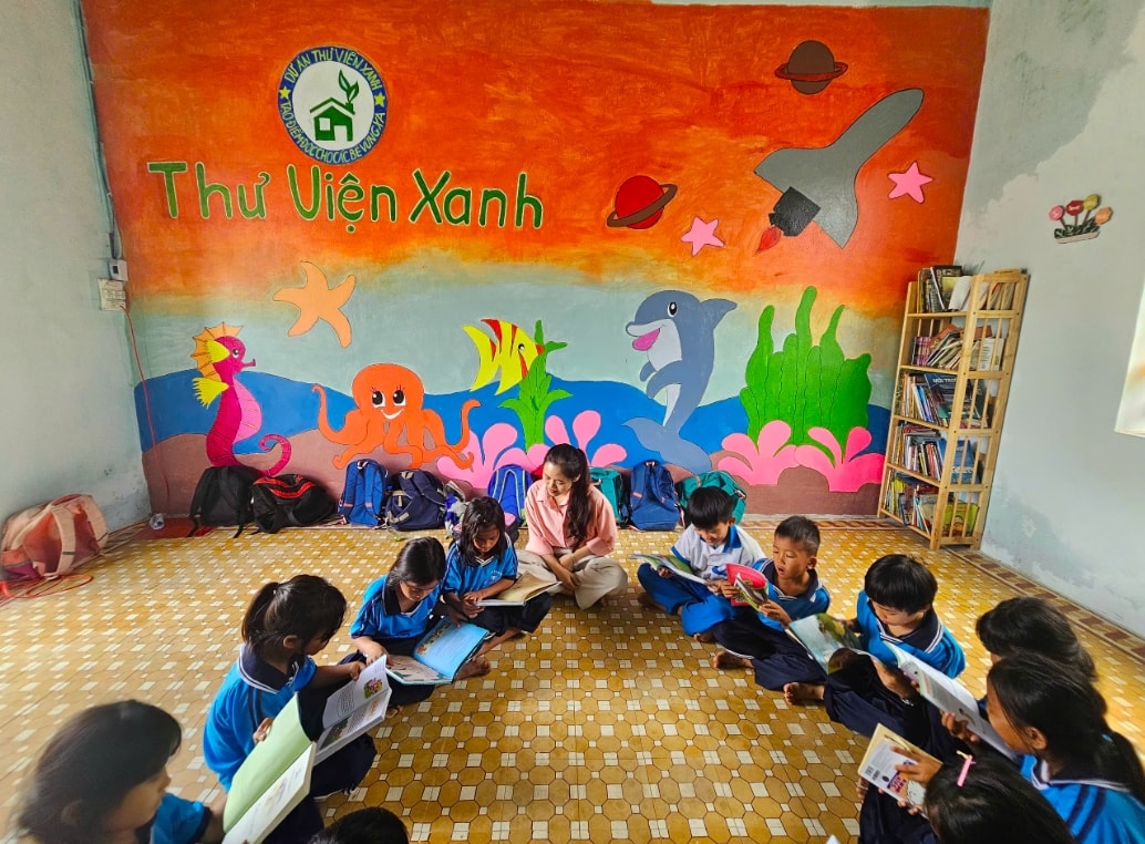Thư viện xanh tại điểm trường Canh Tiến, phục vụ nhu càu độc sách của các em học sinh. (Ảnh T.N)